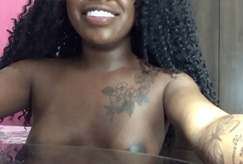 Bruna Black pretinha safada deixa os punheteiros de pica dura em vídeo se exibindo peladinha
