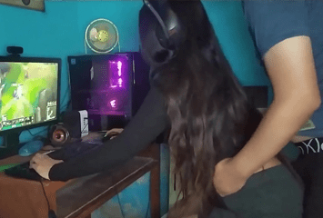 Putinha gamer fode com o irmão enquanto joga League of Legends em um vídeo de putaria amadora